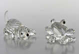 Swarovski (1895),  - Swarovski - Duas delicadas esculturas em cristal da famosa cristaleria Swarovski representando sapo e cachorro, medindo respectivamente  2,5 cm por 4 