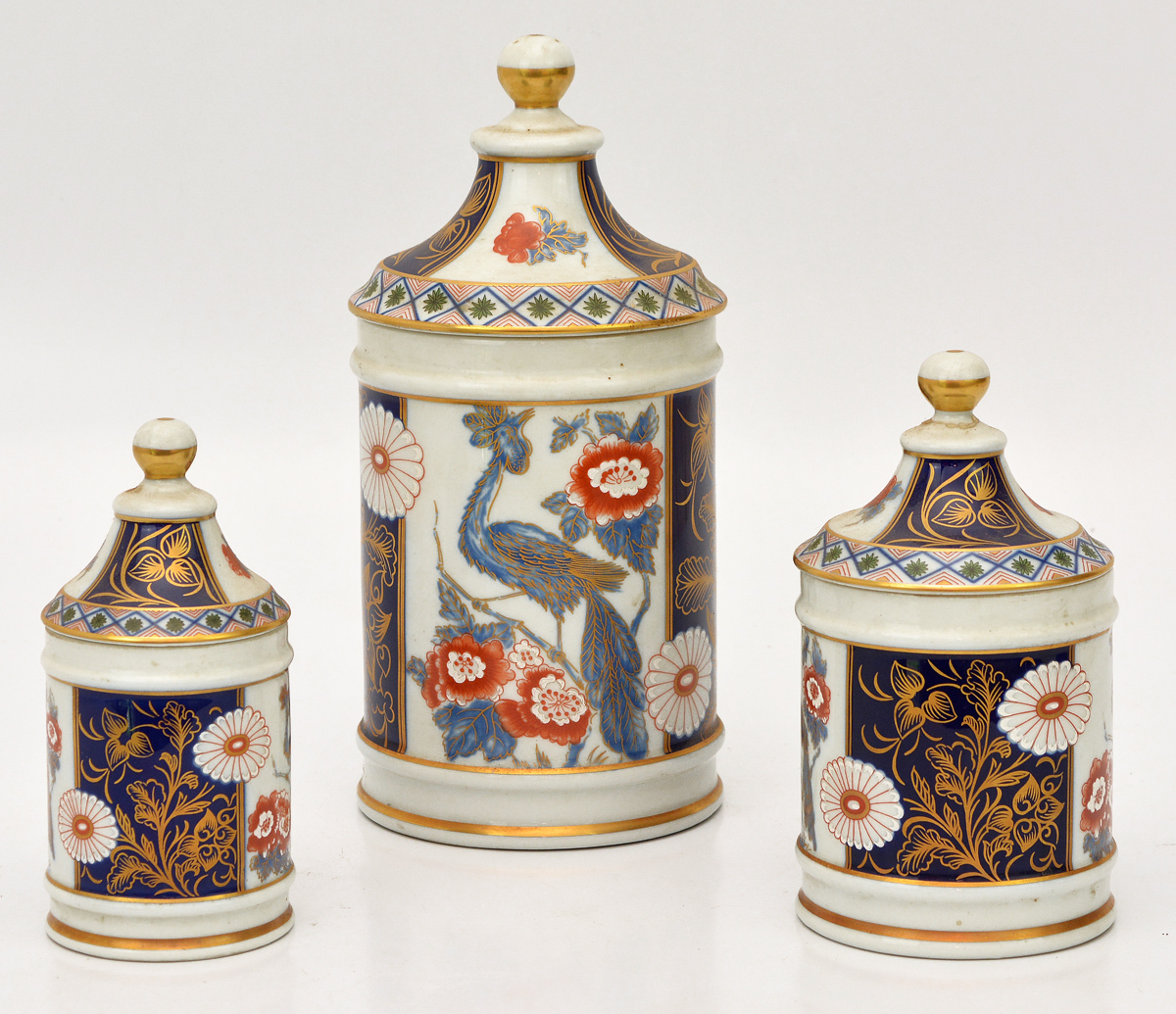 Vista Alegre - Três potiches em porcelana portuguesa decoradas com...