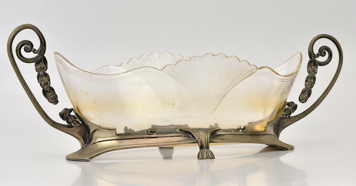 Floreira Art Nouveau em pewter e cristal lapidado, medindo 39 cm por...