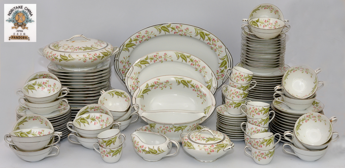 Noritake - Grande serviço em porcelana japonesa, sendo: doze pratos...