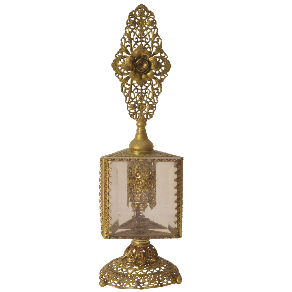 Perfumeiro victoriano apresentando corpo em cristal rose guarnecido...