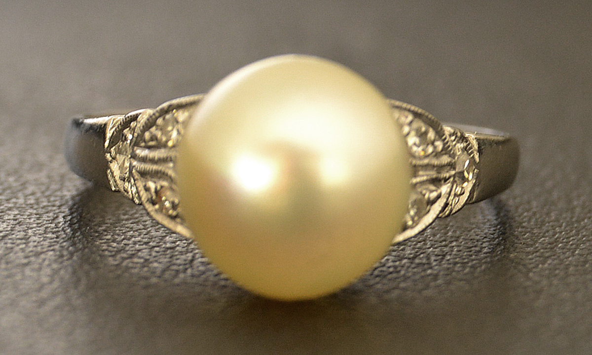 Anel em ouro branco, garras sob a forma de folhas com seis diamantes... - foto 1 de 2