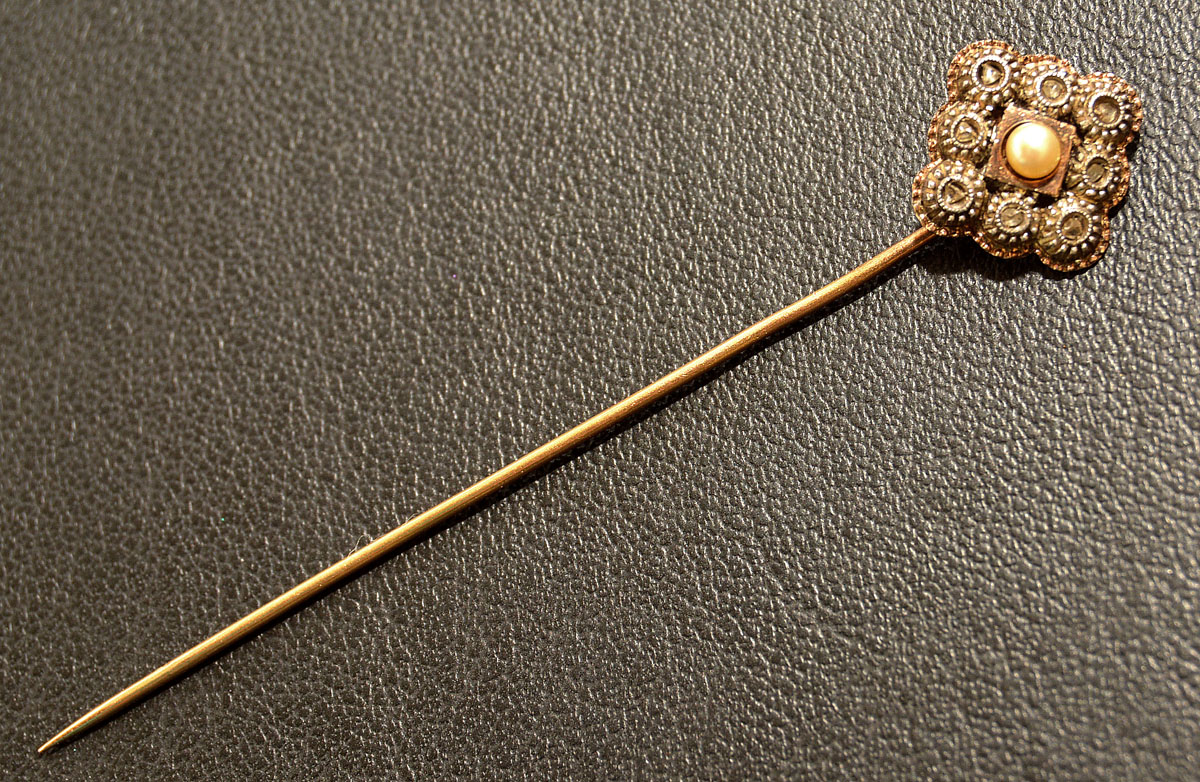 Alfinete de gravata ou lapela em ouro, apresentando pérola central...