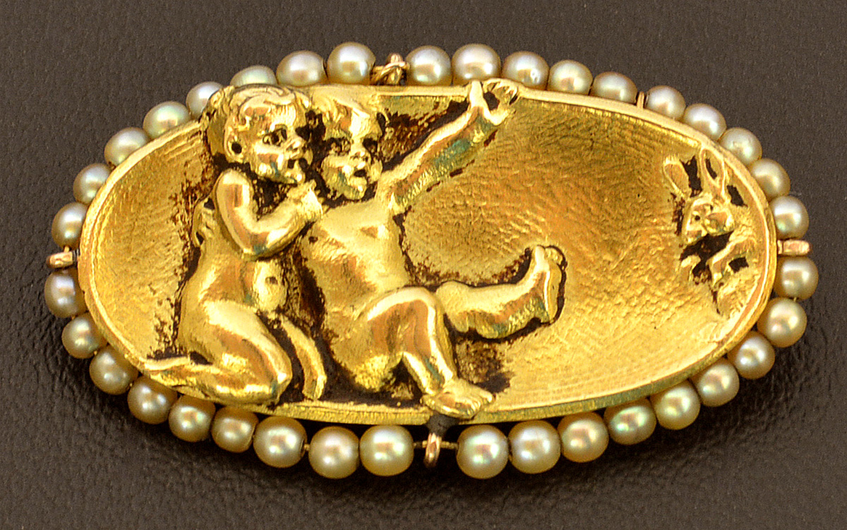 Delicado broche em ouro e pérolas, apresentando figura de querubins e...