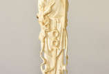 Escultura em marfim oriental representando guei... - Escultura em marfim oriental representando gueixa, medindo 15 cm de altura (pequenas perdas).