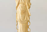 Escultura em marfim oriental representando guei... - Escultura em marfim oriental representando gueixa, medindo 15 cm de altura (pequenas perdas).