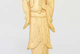 Escultura em marfim oriental representando guei... - Escultura em marfim oriental representando gueixa, medindo 12,5 cm de altura (pequena perda).