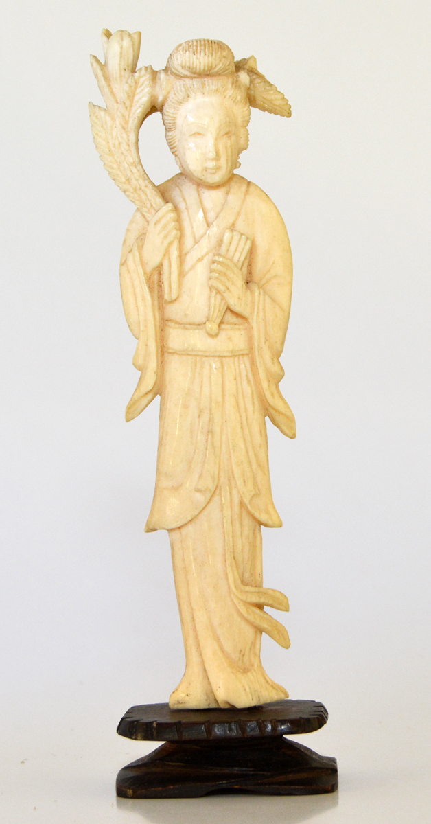 Escultura em marfim oriental representando gueixa, medindo 12,5 cm de... - foto 1 de 2