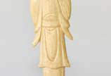 Escultura em marfim oriental representando guei... - Escultura em marfim oriental representando gueixa, medindo 12,5 cm de altura (pequena perda).