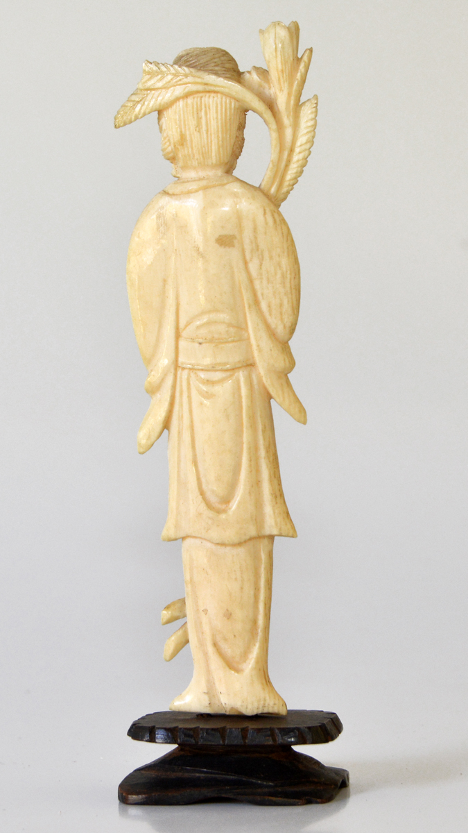Escultura em marfim oriental representando gueixa, medindo 12,5 cm de... - foto 2 de 2