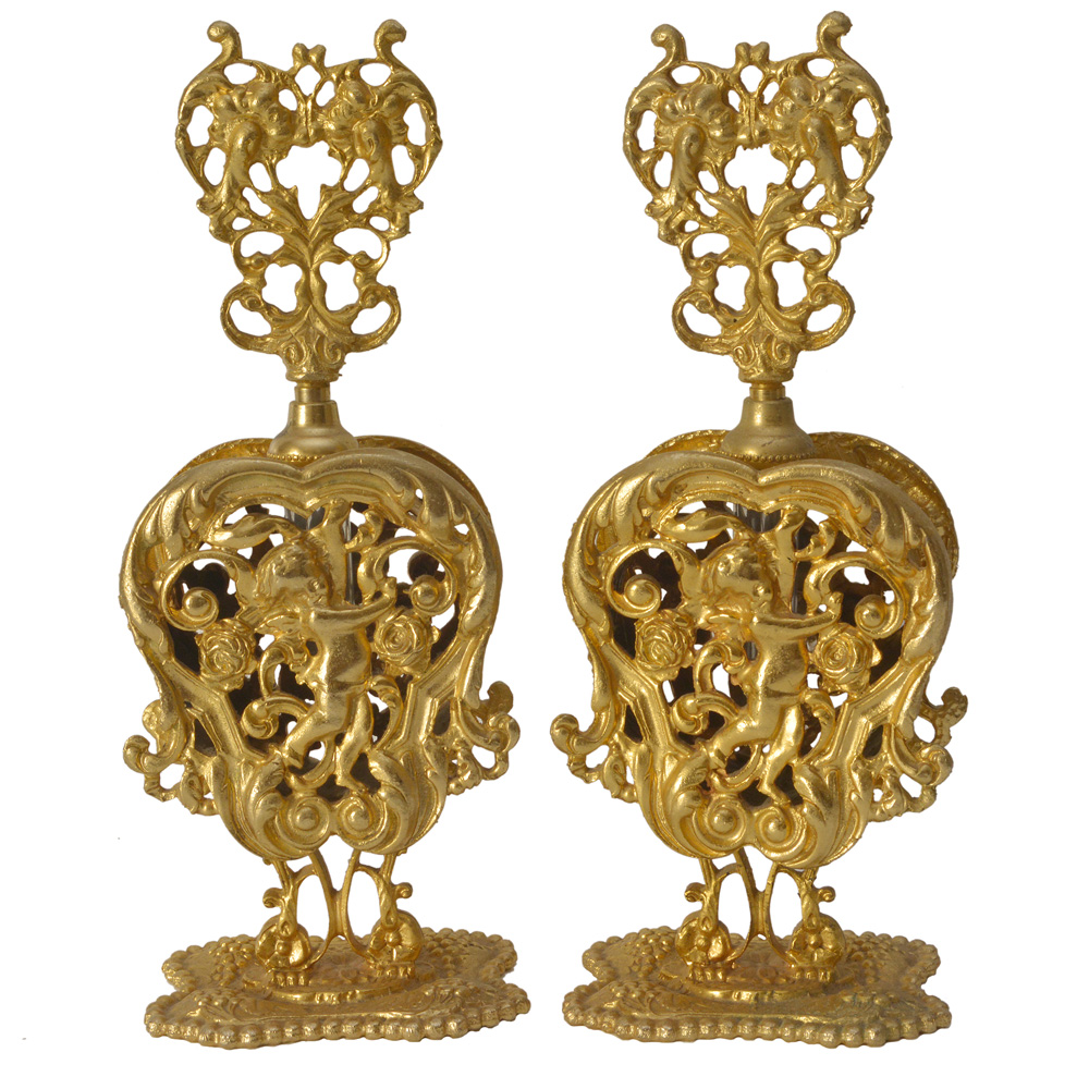 Par de perfumeiros Art Nouveau apresentando corpo em metal dourado...