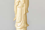 Escultura em marfim oriental representando guei... - Escultura em marfim oriental representando gueixa, medindo 13 cm de altura.