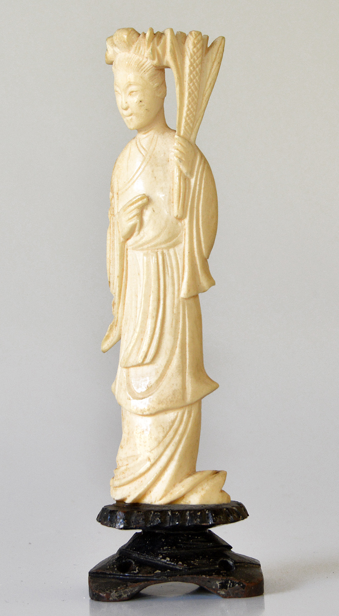 Escultura em marfim oriental representando gueixa, medindo 13 cm de... - foto 1 de 2