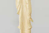 Escultura em marfim oriental representando guei... - Escultura em marfim oriental representando gueixa, medindo 13 cm de altura.