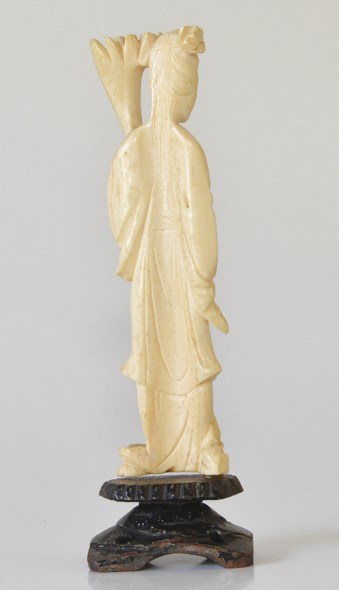 Escultura em marfim oriental representando gueixa, medindo 13 cm de... - foto 2 de 2
