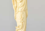 Escultura em marfim oriental representando guei... - Escultura em marfim oriental representando gueixa, medindo 12 cm de altura.