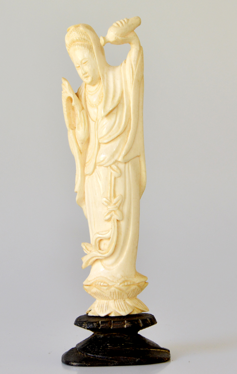 Escultura em marfim oriental representando gueixa, medindo 12 cm de... - foto 1 de 2