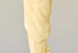 Escultura em marfim oriental representando guei... - Escultura em marfim oriental representando gueixa, medindo 12 cm de altura.