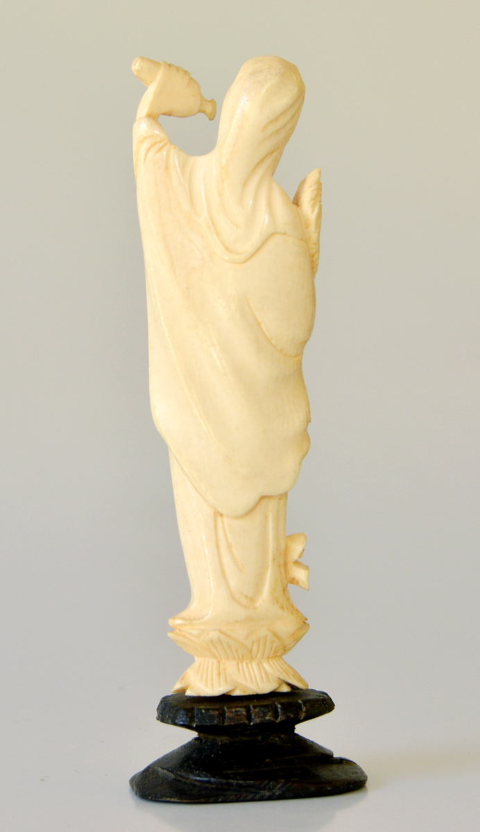 Escultura em marfim oriental representando gueixa, medindo 12 cm de... - foto 2 de 2