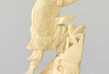 Escultura em marfim oriental representando pesc... - Escultura em marfim oriental representando pescador, medindo 8 cm de altura (falta a vara de pescar).