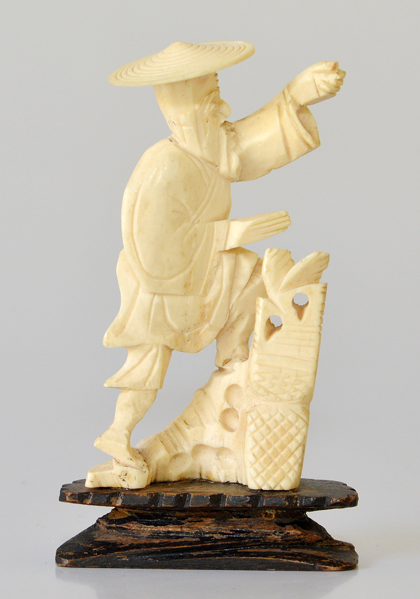 Escultura em marfim oriental representando pescador, medindo 8 cm de... - foto 1 de 2