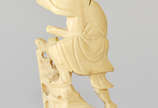 Escultura em marfim oriental representando pesc... - Escultura em marfim oriental representando pescador, medindo 8 cm de altura (falta a vara de pescar).