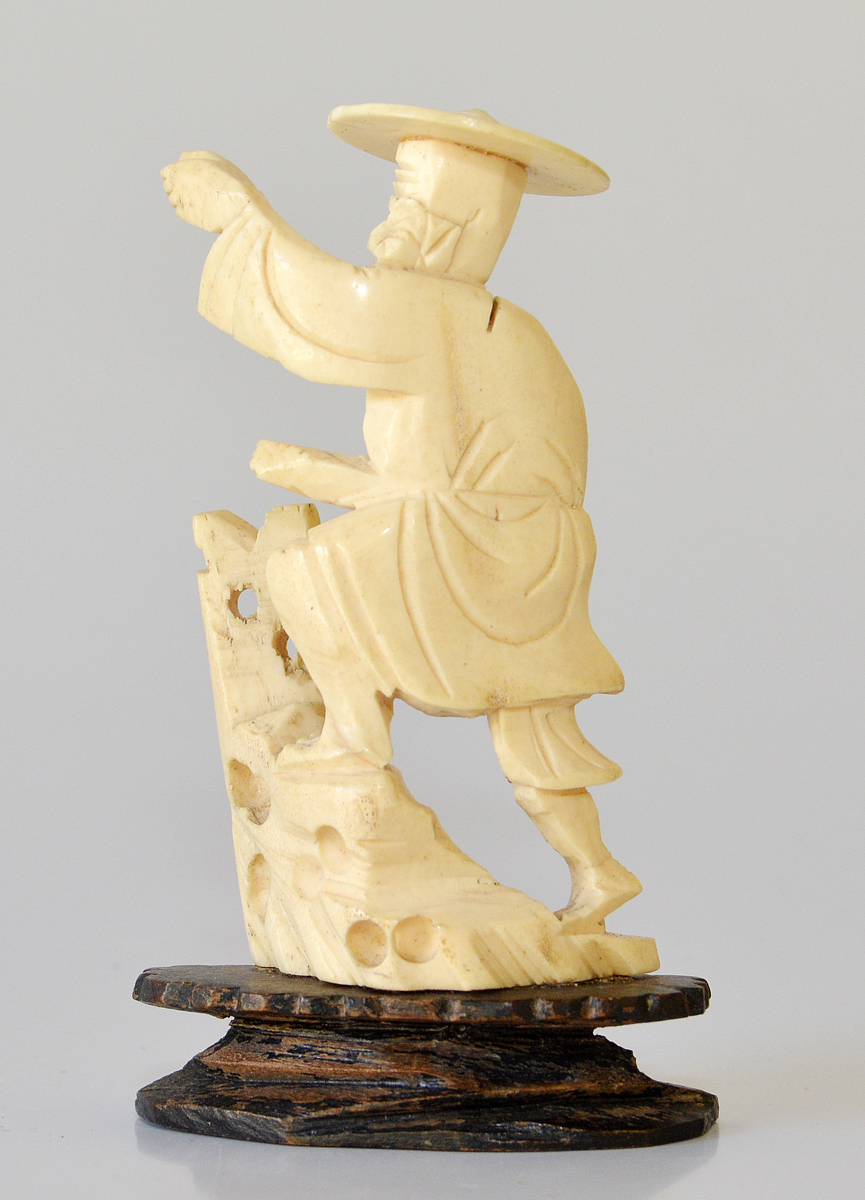 Escultura em marfim oriental representando pescador, medindo 8 cm de... - foto 2 de 2