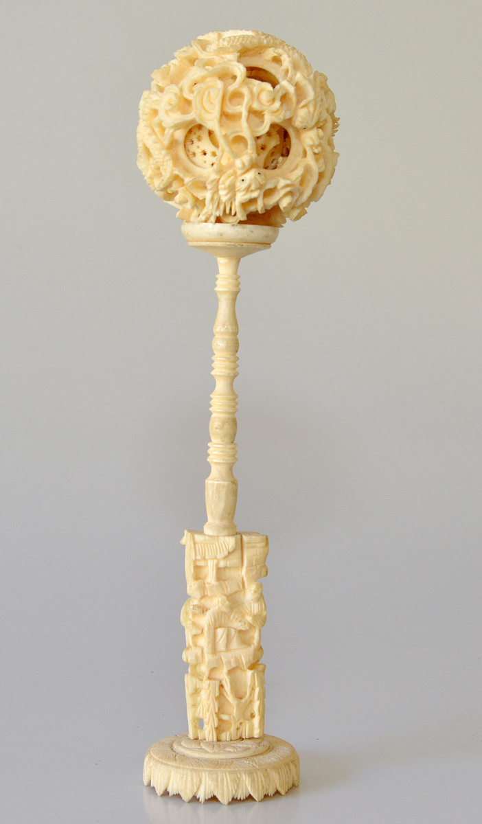 Escultura em marfim oriental, medindo 20 cm de altura. - foto 2 de 2