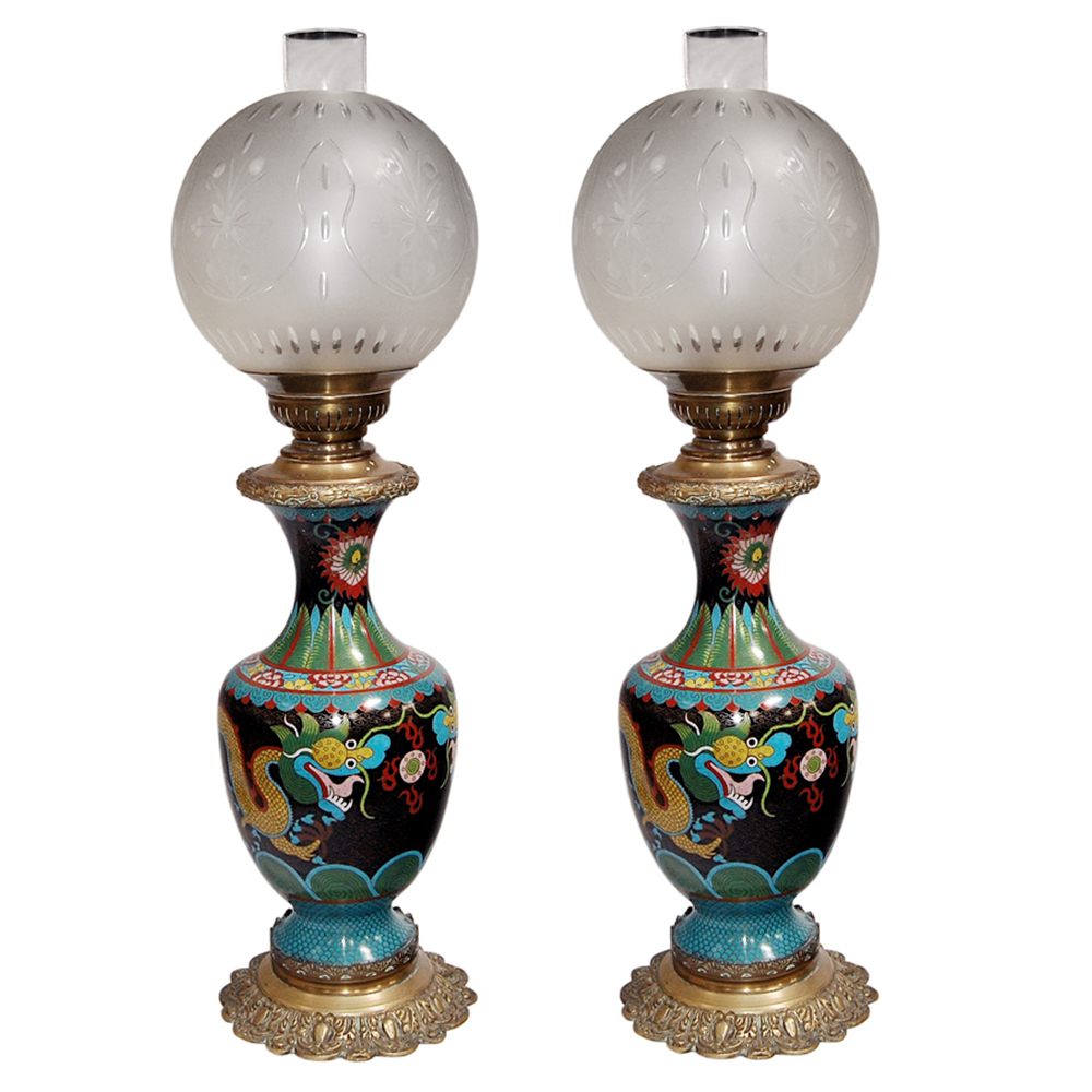 Par de abajures em cloisonê decorados com dragão.
