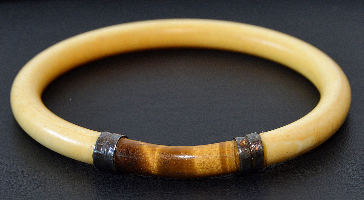 Pulseira em prata, olho de tigre e marfim, medindo 7,6 cm de diâmetro...