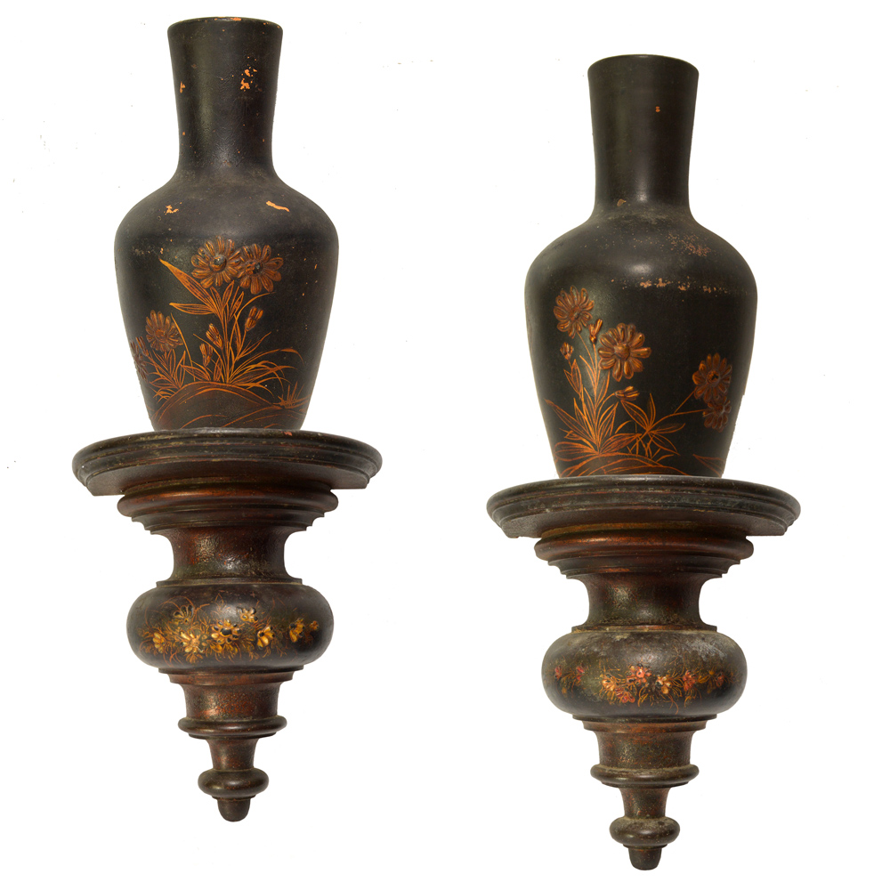 Par de moringas chinoiserie em terracota com peanhas em madeira. Séc...