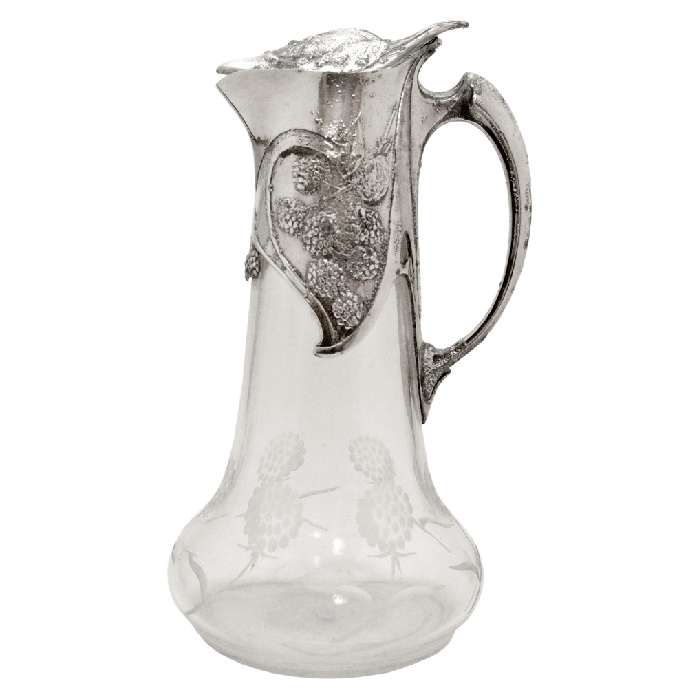 Claret jug em cristal lapidado, apresentando acabamento em estanho...