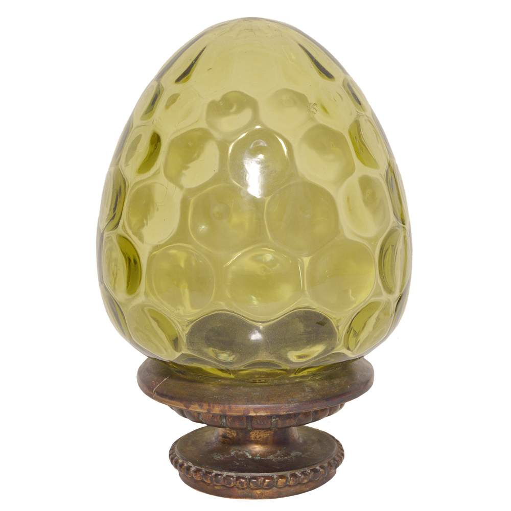 Pinha em cristal verde com base em bronze.