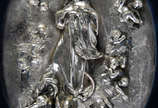 NOSSA SENHORA DA CONCEIÇÃO - escultura em metal... - NOSSA SENHORA DA CONCEIÇÃO - escultura em metal espessurado a prata emoldurada, com rico trabalho em alto e baixo relevo, apresentando anjos ao ...