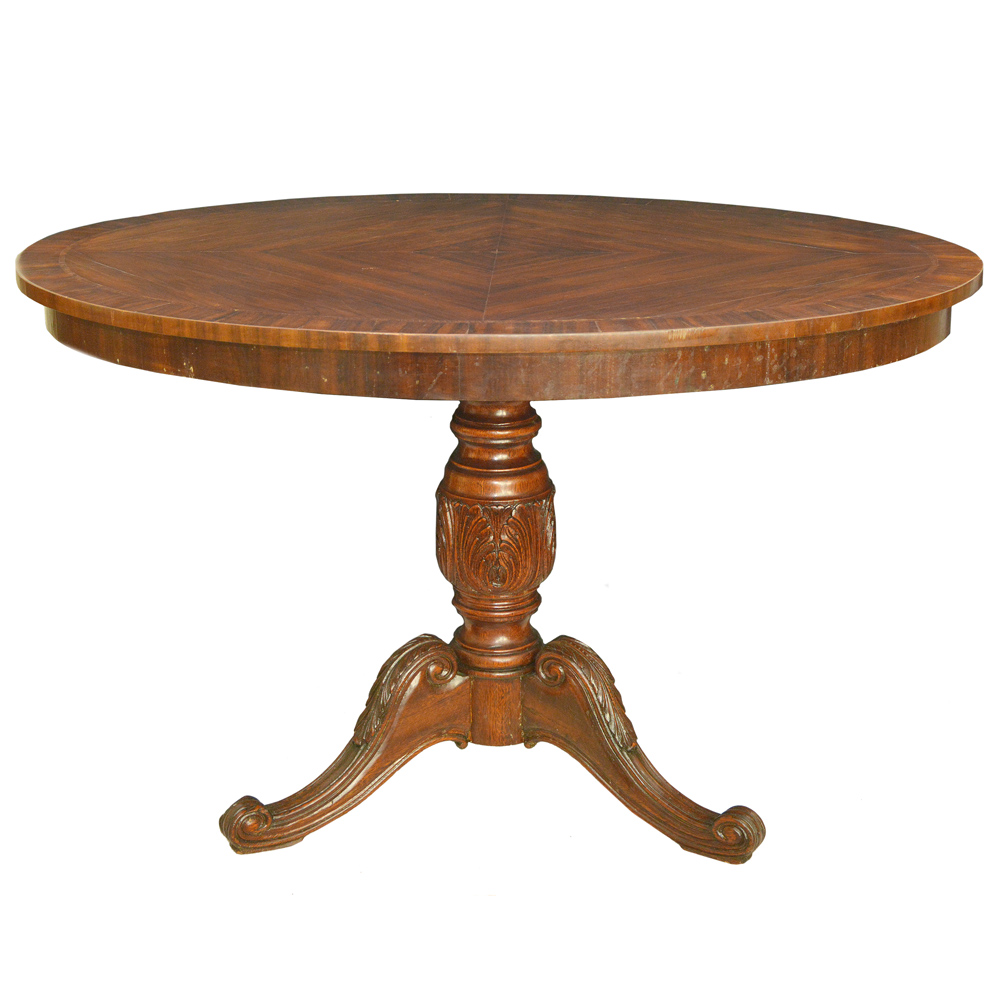 Mesa oval em madeira nobre.