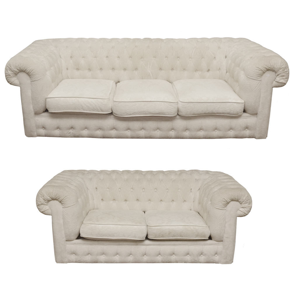 Conjunto de sofás de 02 e 03 lugares Chesterfield.