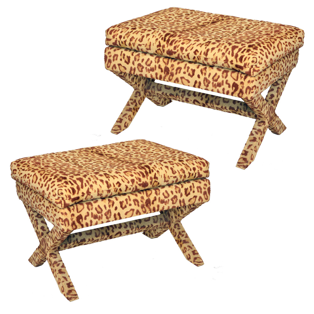 Par de banquetas estofadas em tecido tipo onça.