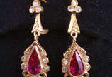 Par de brincos Art Deco em ouro amarelo 18 k, a... - Par de brincos Art Deco em ouro amarelo 18 k, apresenta pedra central na cor rubi em forma de gota e onze brilhantes cada, peso aproximado 3.7 g...