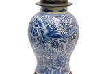 Vaso em porcelana chinesa azul e branco decorad... - Vaso em porcelana chinesa azul e branco decorado com fênix e flores de lótus. Apresenta tampa em madeira torneada. Alt. 34 cm.