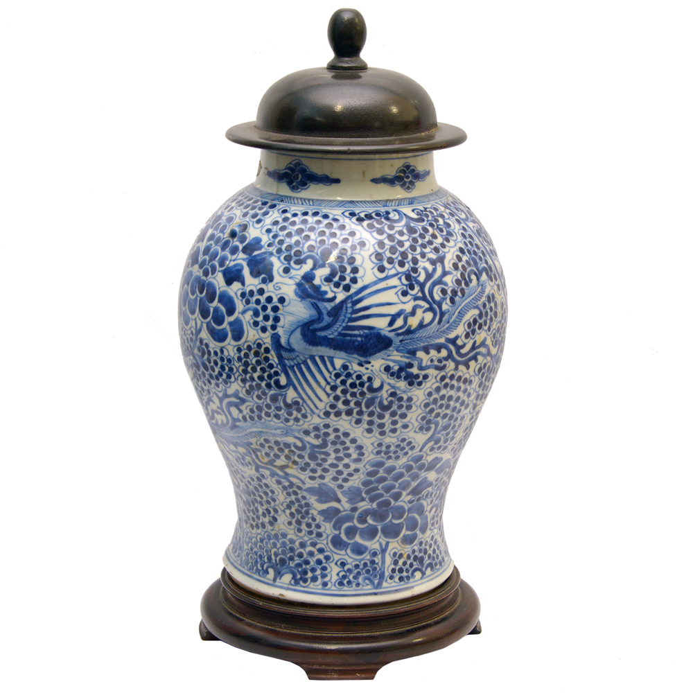 Vaso em porcelana chinesa azul e branco decorado com fênix e flores...