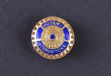 Botton do Rotary Club em ouro 18 k e esmalte, p... - Botton do Rotary Club em ouro 18 k e esmalte, peso aproximado 1 g e medindo 1 cm de diâmetro.