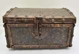 Raríssimo Baú de viagem Indo português do sécul... - Raríssimo Baú de viagem Indo português do século XVI/XVII com estrutura em madeira e ferro forjado, toda coberta com couro gravado; com reservas...