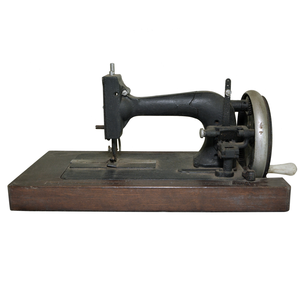 Antiga máquina de costura de manivela.
