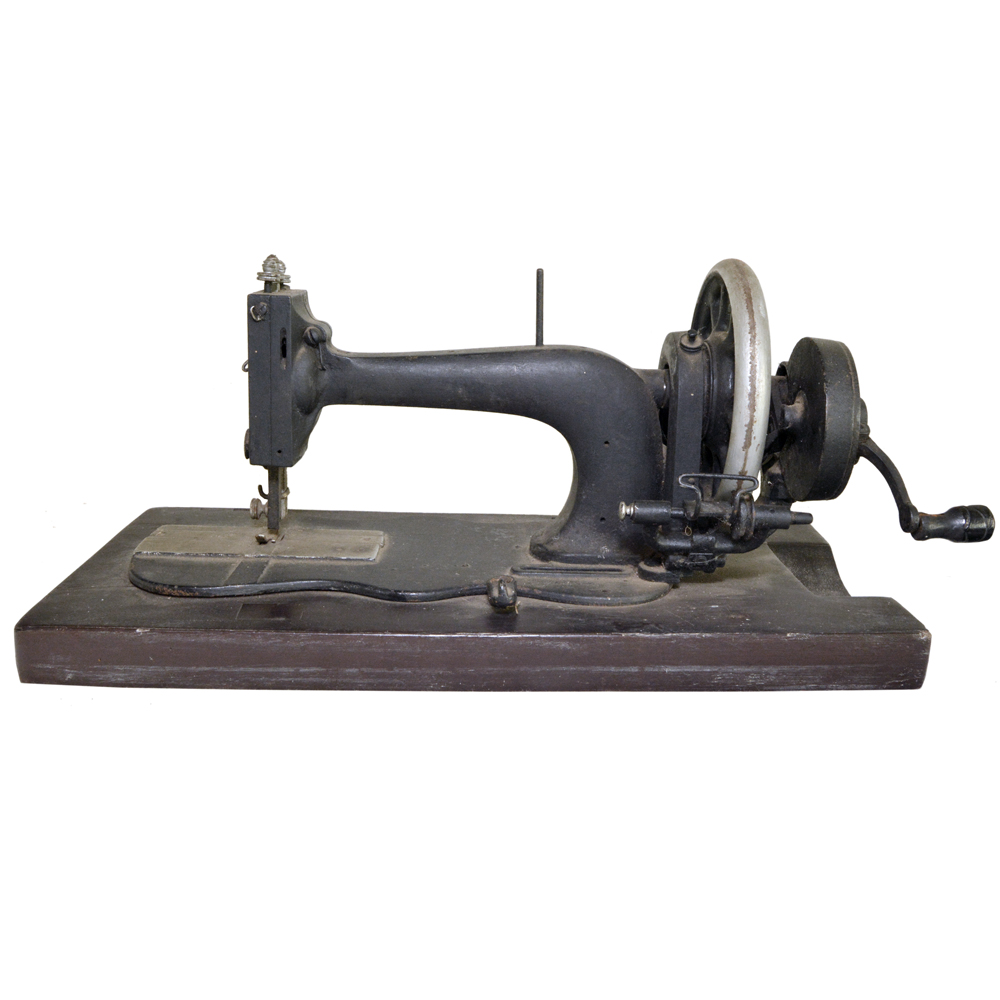 Antiga máquina de costura de manivela.
