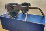 Group Griffe - Óculos de Sol Louis Vuitton <br>Cor da lente: Preta<br>Cor da perna: Cinza com logo Louis Vuitton<br>Condição: Seminovo em ótimo estado, sem defeitos 