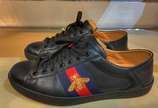 Group Griffe - Tênis Gucci<br>Cor: Preto<br>Detalhe: Desenho de abelha dourada com listra vermelha<br>Condição: Seminovo em ótimo estado, sem defeitos e higienizado<