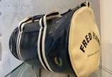 Group Griffe - Bolsa Masculina Classic Barrel, Fred Perry<br>Material: Sintético<br>Cor: Black e Cru<br>Marca: Fred Perry<br>Medidas da peça: Altura: Largura: Compr: