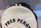 Group Griffe - Bolsa Masculina Classic Barrel, Fred Perry<br>Material: Sintético<br>Cor: Black e Cru<br>Marca: Fred Perry<br>Medidas da peça: Altura: Largura: Compr: