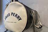Group Griffe - Bolsa Masculina Classic Barrel, Fred Perry<br>Material: Sintético<br>Cor: Black e Cru<br>Marca: Fred Perry<br>Medidas da peça: Altura: Largura: Compr: