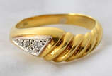 Anel em ouro amarelo 18k 750 com 03 brilhantes ... - Anel em ouro amarelo 18k 750 com 03 brilhantes sobre ouro branco, aro 15, peso aprox. 4,5 g